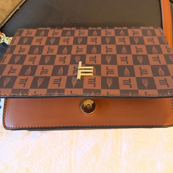 London Fog Crossbody bag(Logo prints) Brown Small/Med size - Picture 6 of 8